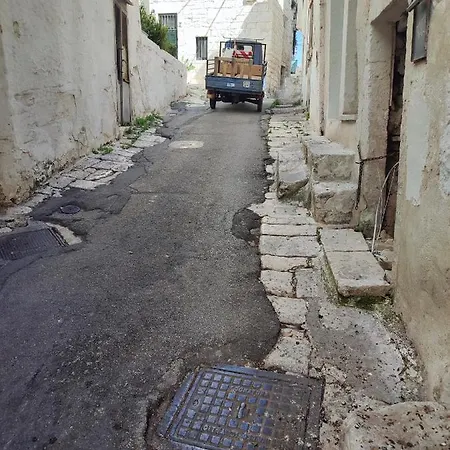 Ostuni- Casa Cisterna Porta San Demetrio Остуни
