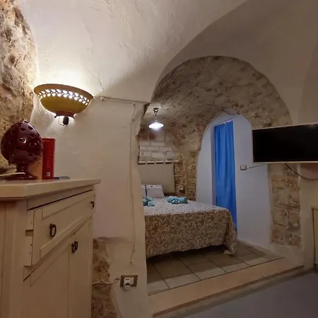 Ostuni- Casa Cisterna Porta San Demetrio Остуни